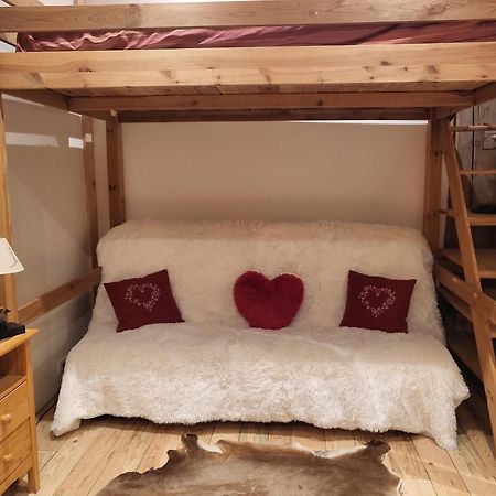 Le Nid Des Cerfs Bed & Breakfast Essert-Romand Екстериор снимка
